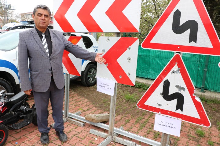 Yozgat’ta şehrin muhtelif yerlerindeki trafik işaret ve bilgi levhasına kurşun