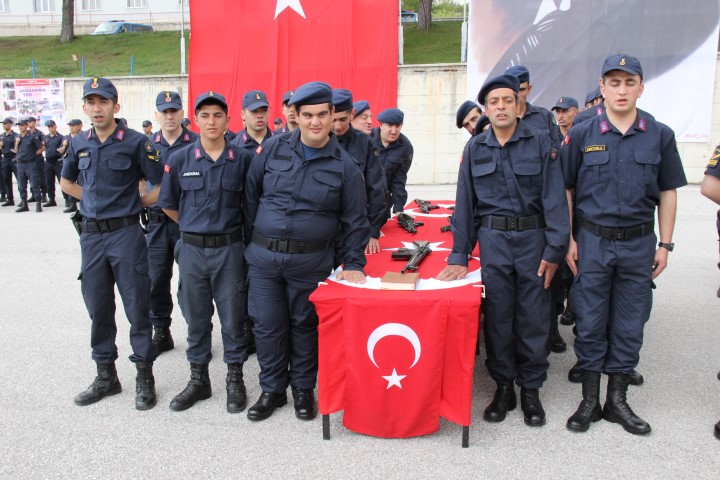 Yozgat İl Jandarma Alay Komutanlığı’nda bir günlük askerlik eğitimini tamamlayan