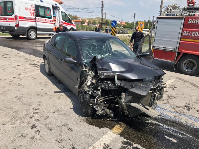 Sorgun ilçesinde otomobil ile kamyonun çarpışması sonucu 5 kişi yaralandı.