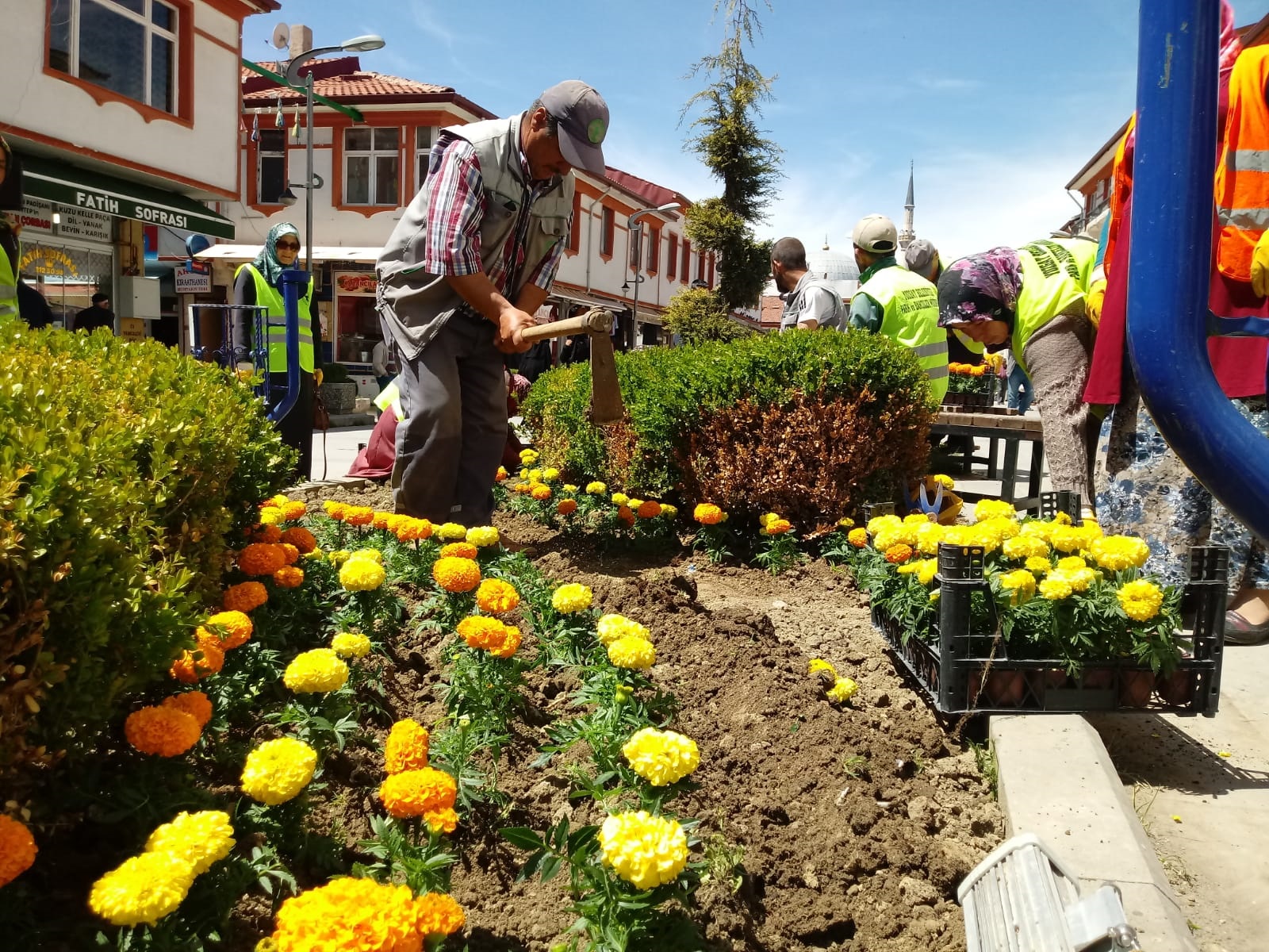 Yozgat Belediyesi Park Bahçeler Müdürlüğü, bahar ayı ile birlikte cadde