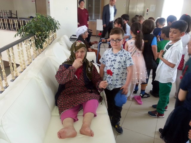 Yozgat Sakarya İlkokulu 1-D sınıfı öğrencileri, Alparslan Türkeş Huzurevini ziyaret