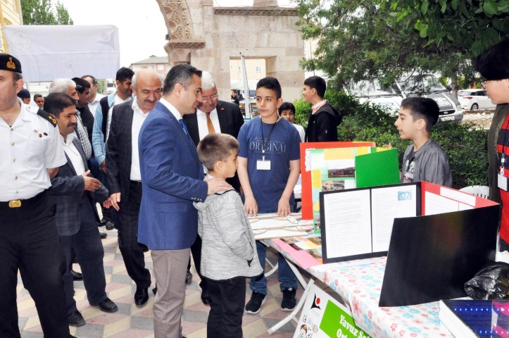 Sorgun’da 5’inci TÜBİTAK Bilim Fuarı düzenlenen törenle açıldı. 
