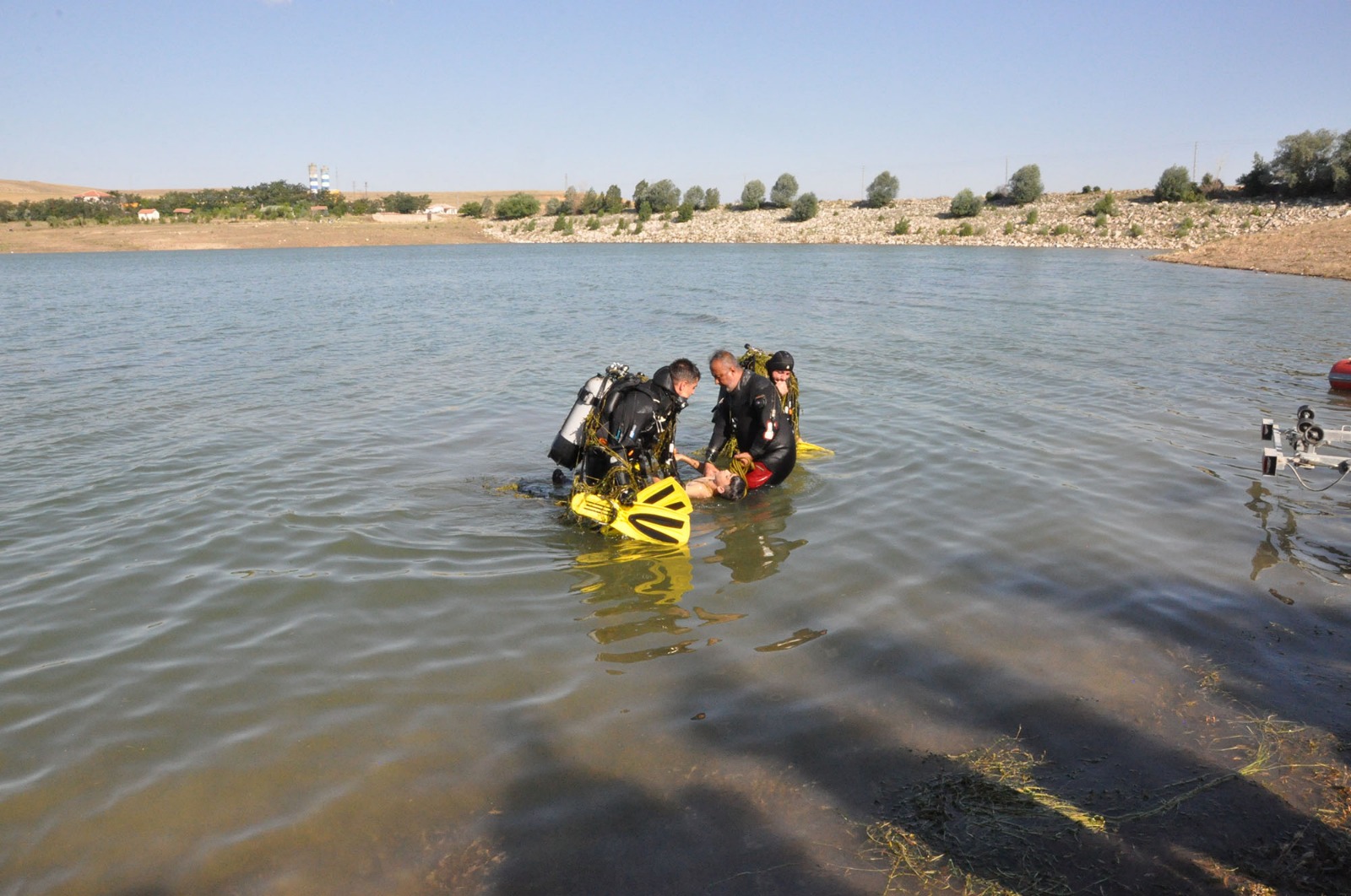 Yozgat’ın Sorgun ilçesinde sıcak havadan bunalarak gölete giren Suriye Uyruklu