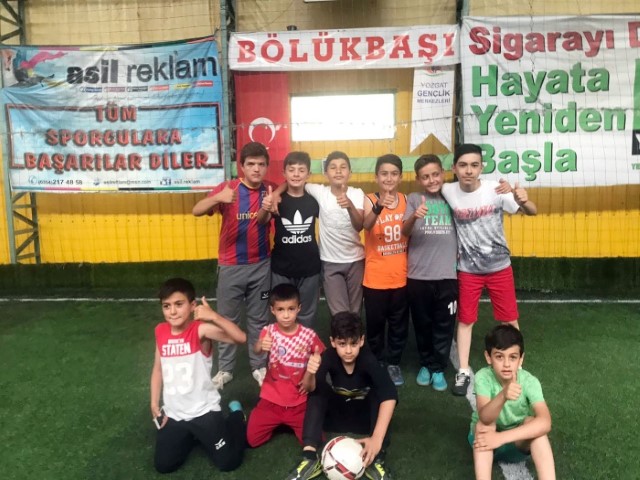 Mahalle arasına halılarla yaptıkları halılarla haber konusu olan çocuklar Bölükbaşı