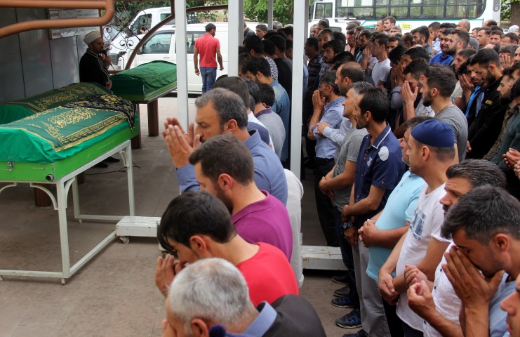 Önceki gün Yozgat-Ankara karayolu Sarayköyü mevkiindeki Demirci Köprüsünden dere yatağına