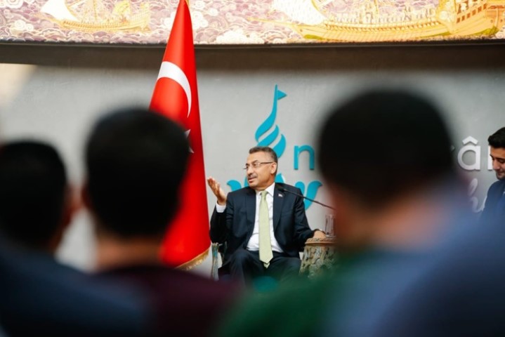 Cumhurbaşkanı Yardımcısı Fuat Oktay, İstanbul’da gençlerle bir araya geldi. Ülkenin