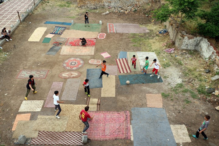 Yozgat’ta bir mahallede bulunan boş bir arsada futbol oynamak isteyen