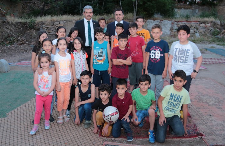 Yozgat'ta evden getirdikleri eski halı ve kilimleri sererek "halı saha"