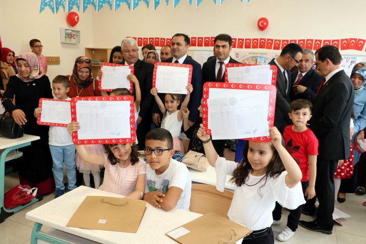 Sakarya İlkokulunda düzenlenen karne dağıtım töreninde Yozgat Valisi Kadir Çakır,