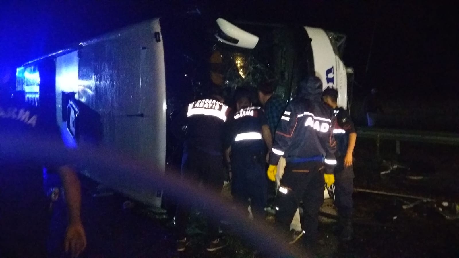 Yozgat’ın Sorgun ilçesinde yolcu otobüsünün devrilmesi sonucu meydana gelen trafik