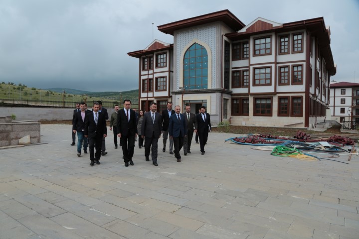 Vali Kadir Çakır, Yozgat’ta yapımı devam eden okul inşaatları ve