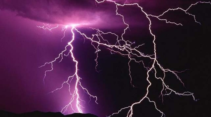 Yozgat’ta önceki gün akşam saatlerinde başlayan sağanakla birlikte şimşekler geceyi