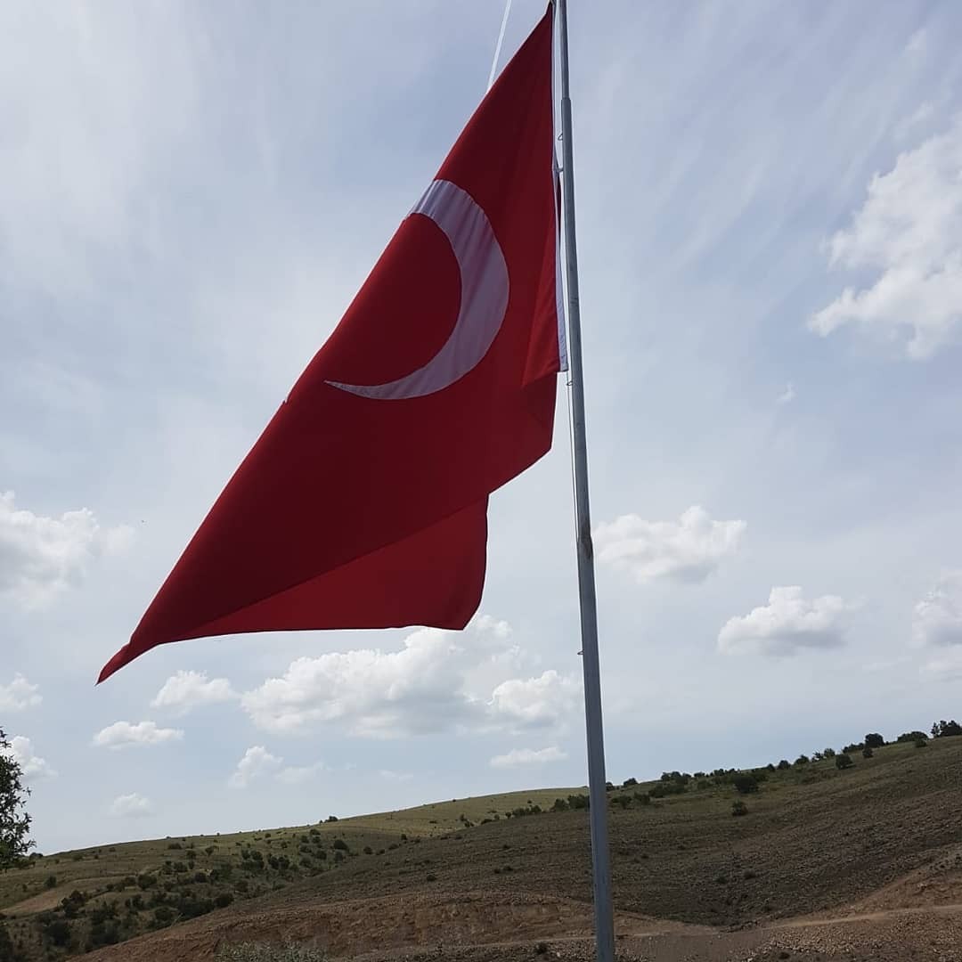 Çandır ilçesine bağlı Kozan köyünde yaşayan vatandaşlar, köyün hakim tepesine