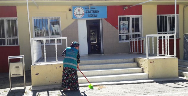 Yozgat’ın Boğazlıyan ilçesinde denetimli serbestlik altındaki hükümlüler, ilçedeki okullarda boya-badana,