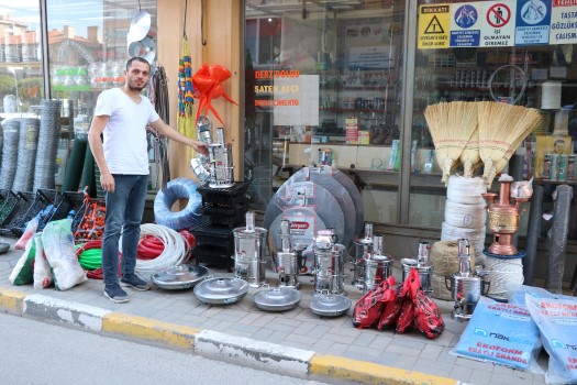 Yozgat’ta sobacılar çarşısında mangal ve semaver gibi birçok ürünün satışını