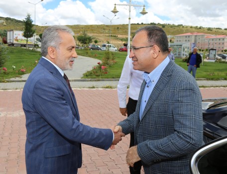 TBMM Anayasa Komisyonu Başkanı ve Yozgat Milletvekili Bekir Bozdağ, Rektör