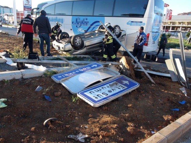 Yozgat’ta yolcu otobüsüyle otomobilin çarpışması sonucu meydana gelen kazada 3