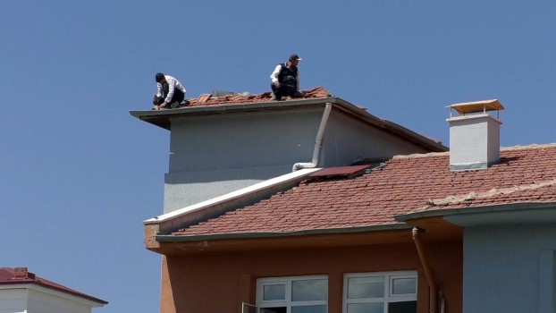Yozgat’ta Tapu ve Kadastro 22. Bölge Müdürlüğü çatısını onaran işçiler,
