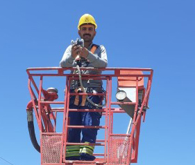 ÇEDAŞ ekipleri, Yozgat’ta orta gerilim enerji nakil hattına ayağındaki iplerle