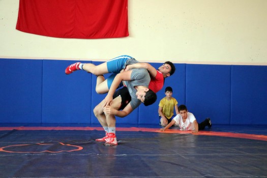 Gençler Dünya ve Avrupa üçüncüsü Yozgatlı milli güreşçi Beytullah Kayışdağ,