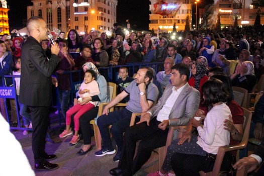 "Ben Yoruldum Hayat" türküsüyle gönüllerde taht kuran Mümin Sarıkaya, memleketi