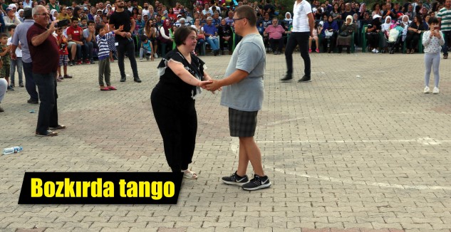 Tango eğitmenleri Metin Yazır öncülüğünde dans eden down sendromlu kuzenler,