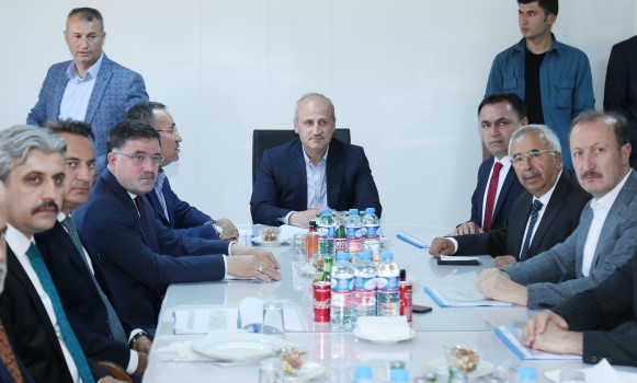 Ulaştırma ve Altyapı Bakanı Mehmet Cahit Turhan 5 saate indiren