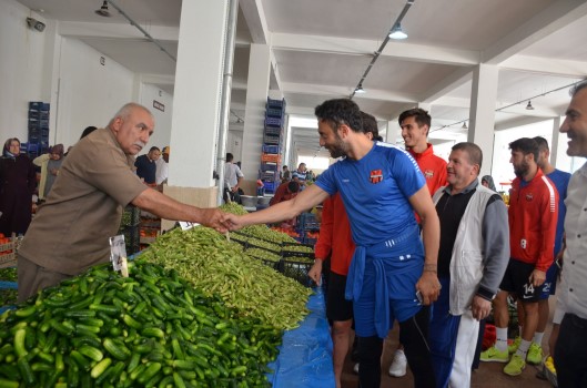Yozgatspor 1959 FK futbolcuları pazar esnafını ziyaret etti. 
