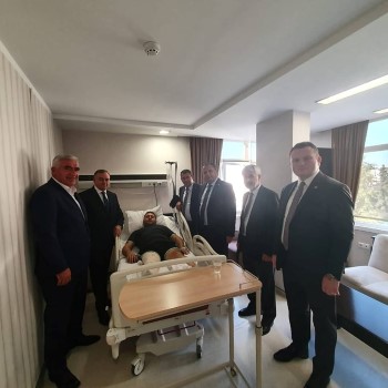 Geçtiğimiz haftalarda yürüyüş yaparken ayağının merdiven boşluğuna gelmesi sonucu sağ