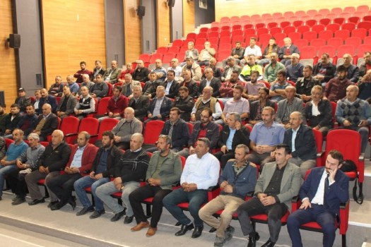 Yozgat’ın Akdağmadeni ilçesinde taşımalı servis şoförlerine verilen eğitimde şoförlere trafikte