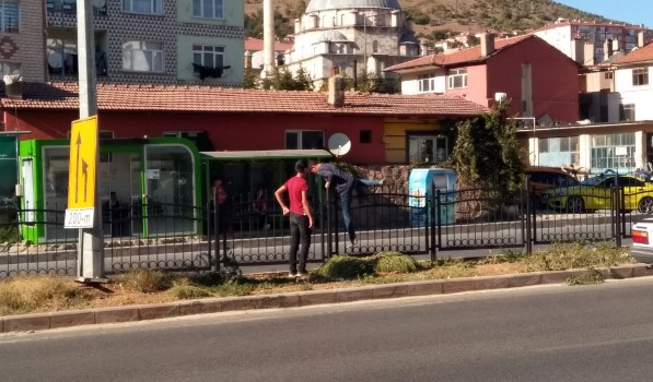 Yozgat’ta yaya geçidini kullanmak yerine refüjde bulunan demir korkulukların üstünden