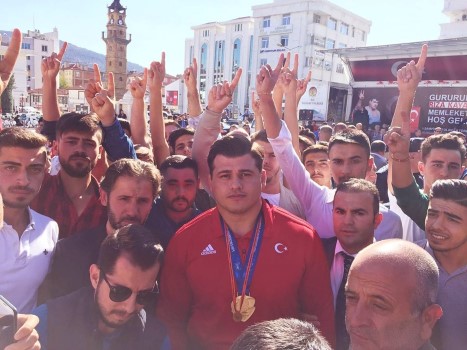 Kazakistan'da düzenlenen Dünya Güreş Şampiyonası'nda 4. kez şampiyonluğa ulaşarak altın