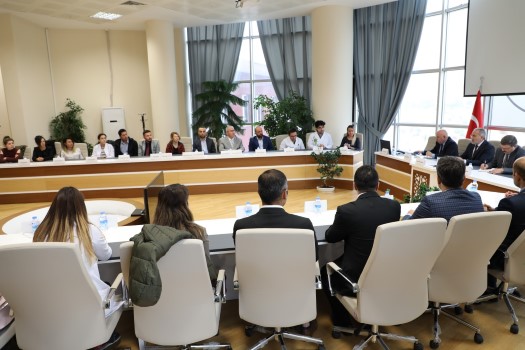 Kurum içi gelişmeyi önemseyen ve sık sık akademik ve idari