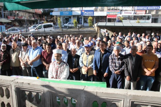 Ankara’da özel halk otobüsünün yol kenarında durağa çarpması sonucu hayatını