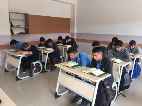 Yozgat’ın Akdağmadeni ilçesinde Anadolu Erkek İmam Hatip Lisesi’nde eğitim gören