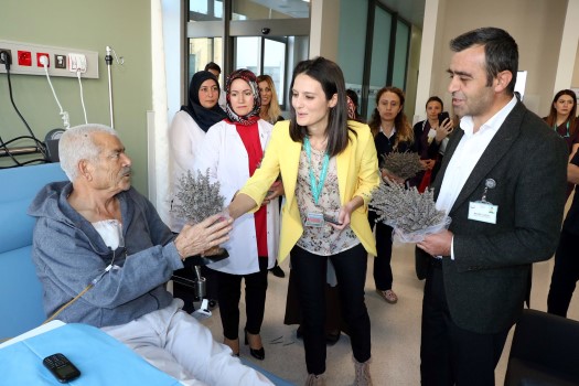 Yozgat Şehir Hastanesi’nde kanserle mücadele eden hastaların moral ve motivasyonlarını