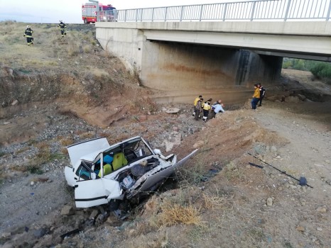 Yozgat'ın Yerköy ilçesinde meydana gelen trafik kazasında köprüden düşen otomobilde
