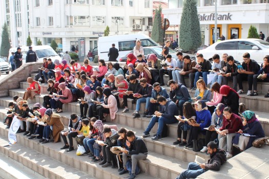 Yozgat Cumhuriyet Meydanında toplanan Sorgun Gençlik Derneği, kitap okuma etkinliği
