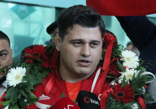 4. Kez Dünya Güreş Şampiyonu olarak İstiklal Marşımızı okutan ve