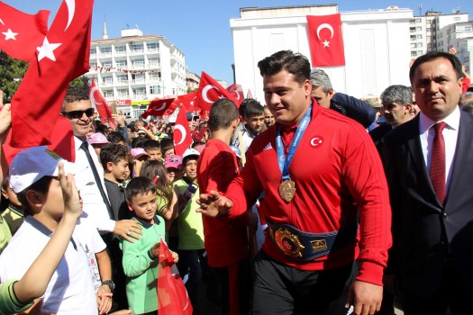 Kazakistan’da düzenlenen Dünya Güreş Şampiyonası’nda 4. kez şampiyonluğuna ulaşarak altın