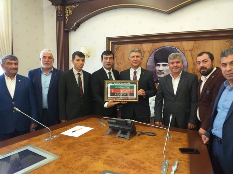 Başkentteki Yozgatlı Dernekler Federasyonu Genel Başkanı Mesut Kaya, beraberinde yönetim