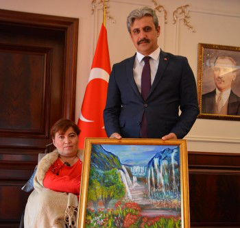 Ağzıyla yaptığı resimlerle tüm Yozgat halkının takdirini kazanan bedensel engelli