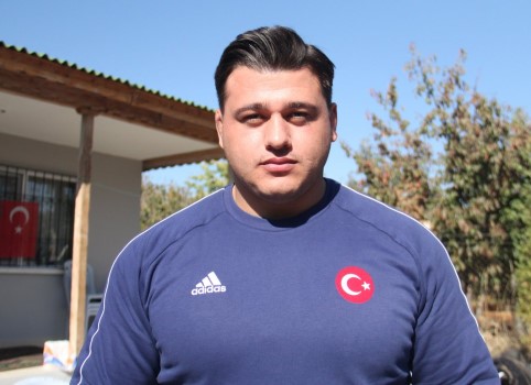 Askerliğin ardından düzenlenen yemekte sevenleri ile buluşan milli güreşçi Rıza