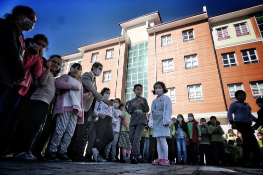 Sakarya İlkokulu öğrencileri ve öğretmenleri tarafından lösemili çocuklara dikkat çekmek