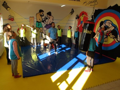 Yozgat’ın Saraykent ilçesine bağlı İzibüyük Köyü İlk ve Ortaokulu öğrencileri