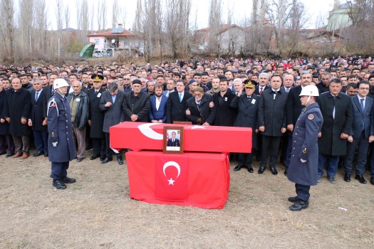 Hakkari merkez ilçe Davuş Tepe Üs Bölgesi'ne yıldırım düşmesi sonucu