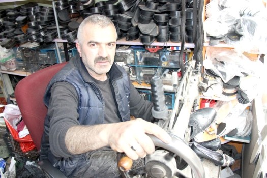 Yozgat’ta kış mevsimi ile birlikte ayakkabı tamircilerinin iş yoğunluğu arttı.
