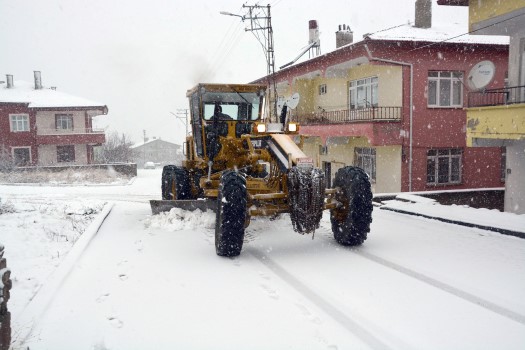Yozgat Belediyesi karla mücadele ekipleri kar yağışının ilk anından itibaren