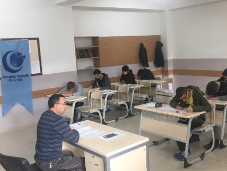 Yozgat’ın Akdağmadeni ilçesinde çeşitli liselerden başvuruların yapıldığı Siyer-i Nebi Sınavı