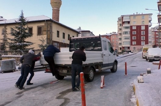 Yozgat’ta kar yağışının ardından yollarda buzlanma meydana geldi. Buzlanma nedeniyle